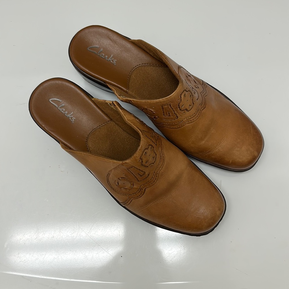 Ladies Clark’s slip on clog mule tan leather embroidered low heel size 81/2